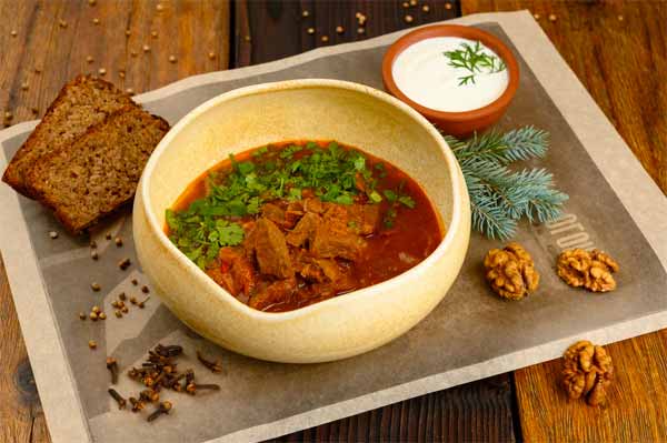 Венгерский гуляш. Томленая говядина с овощами.