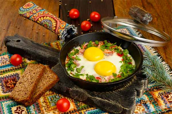 Шакшука. Яичница с овощами в томатном соусе.