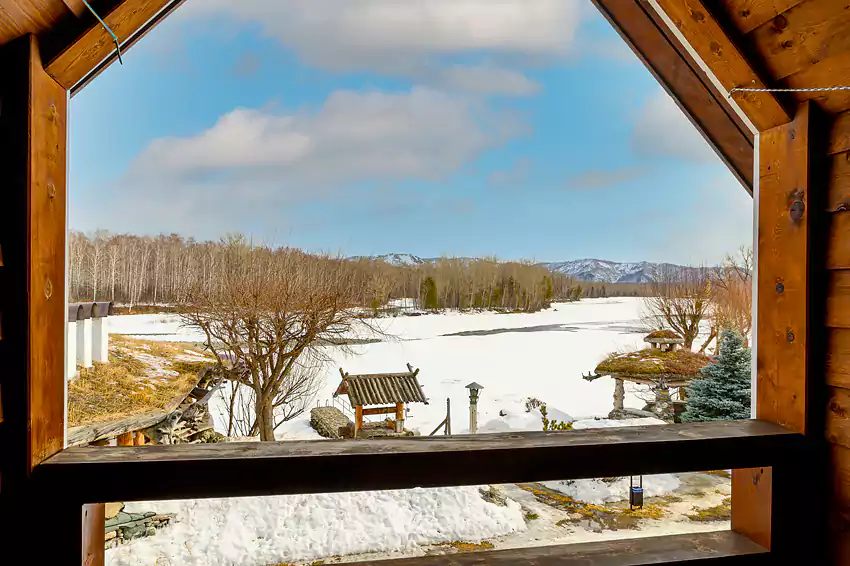 «Медвежий угол», Алтай. Весенний вид на Катунь с балкона номера эконом.